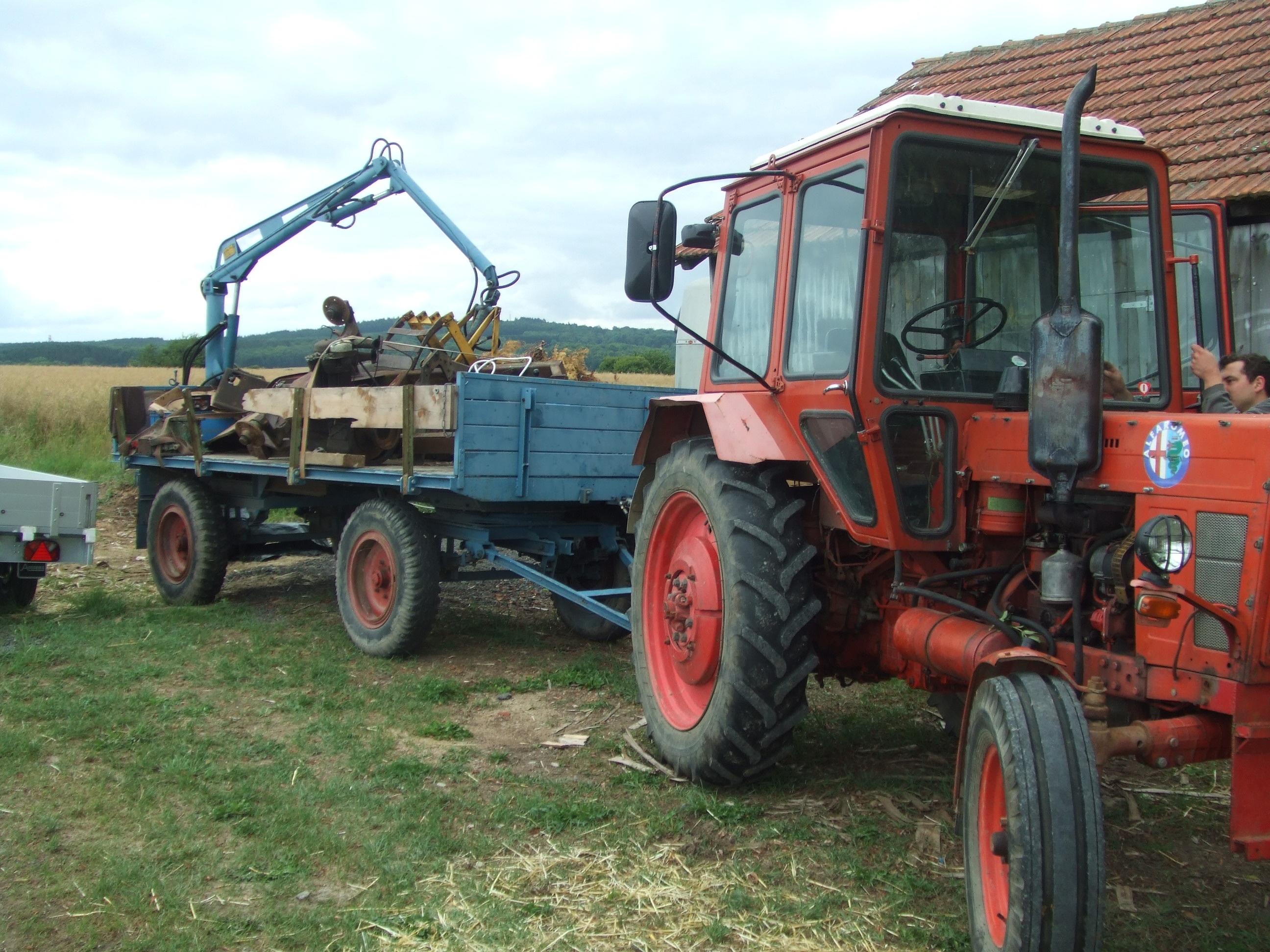 Trecker versorgt die Kranhydraulik