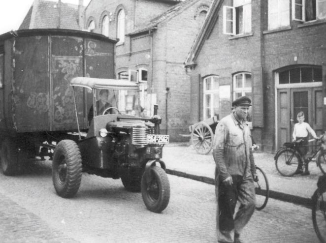 1951 Kolonnenf&uuml;hrer Fritze vor Schwertransport
